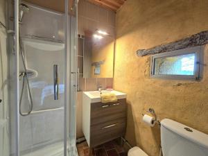 Un baño con ducha, inodoro y lavabo. en Gîte Confortable à Saint-Sulpice-d'Excideuil avec Internet - FR-1-616-533, en Fonvielle 28 fotos más