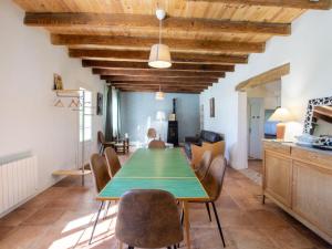 Η κουζίνα ή μικρή κουζίνα στο Maison sur 8 hectares, randonnées, piscine partagée - FR-1-616-535 +20 φωτογραφίες