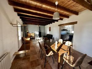 Χώρος καθιστικού στο Maison sur 8 hectares, randonnées, piscine partagée - FR-1-616-535