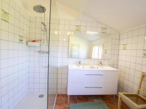 Ένα μπάνιο στο Maison sur 8 hectares, randonnées, piscine partagée - FR-1-616-535