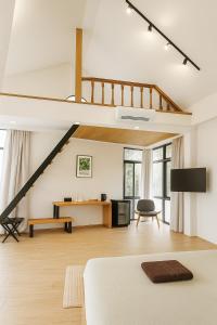 TV a/nebo společenská místnost v ubytování CenterPoint Thong Sala + 49 fotografií