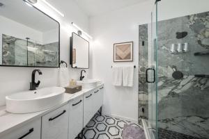 Ванная комната в NYC Skyline Views • Near Times Sq • Rooftop Deck +23 фотографии