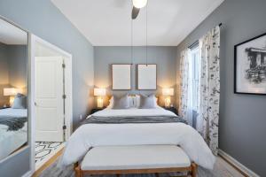 Кровать или кровати в номере NYC Skyline Views • Near Times Sq • Rooftop Deck