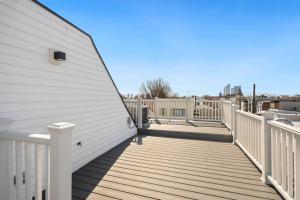 Балкон или терраса в NYC Skyline Views • Near Times Sq • Rooftop Deck