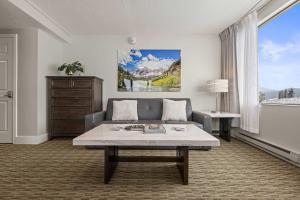 Ảnh trong thư viện ảnh của Corner condo with Pool Hot Tub Ski In-Out ở Mount Crested Butte