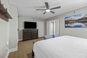 TV/trung tâm giải trí tại Corner condo with Pool Hot Tub Ski In-Out