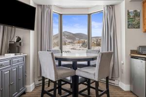 Nhà bếp/bếp nhỏ tại Corner condo with Pool Hot Tub Ski In-Out