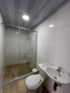 um banheiro com chuveiro, vaso sanitário e pia em Finca Fusagasugá Villa Luisa em Fusagasuga mais 8 fotografias