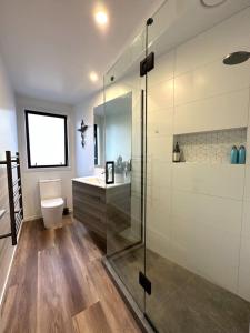 Phòng tắm tại Country Space in Richmond