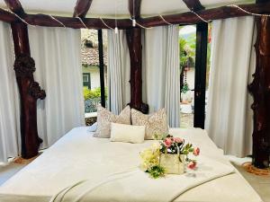 a bedroom with a bed with flowers on it at Hotel Villa La Fortuna in Filipina +146 photos