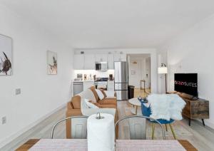 ein Wohnzimmer mit Sofa und Tisch in der Unterkunft Sleep 6 Stylish 1BR 2BA Beachfront CozySuites in Atlantic City