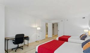 Una cama o camas en una habitación de Sleep 6 Stylish 1BR 2BA Beachfront CozySuites