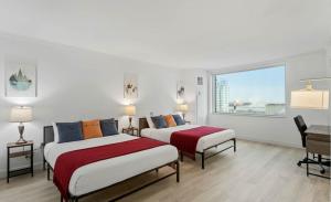 Una cama o camas en una habitación de Sleep 6 Stylish 1BR 2BA Beachfront CozySuites