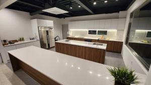 een grote keuken met een groot wit aanrecht bij welcalm village in Naemulch'i-ri