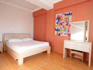 Un pat sau paturi într-o cameră la Tanan Center Serviced Apartments