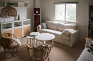 een woonkamer met een bank en een tafel bij welcalm village in Naemulch'i-ri