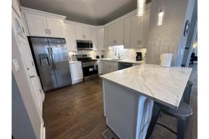 Køkken eller tekøkken på Modern South Shore Retreat Near Lake and Museum