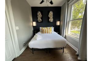 En eller flere senge i et værelse på Modern South Shore Retreat Near Lake and Museum