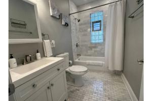 Et badeværelse på Modern South Shore Retreat Near Lake and Museum + 26 billeder