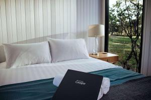 um quarto com uma cama e um laptop em cima em Solitary Islands Farm 2 by Tiny Away em Arrawarra