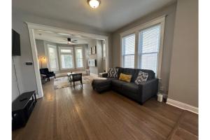 Et opholdsområde på Modern South Shore Retreat Near Lake and Museum