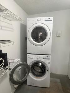 a washer and a washing machine in a room at Luxury&Home in Tampa +19 photos