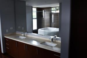 Et badeværelse på Cerros de Yerbabuena + 15 billeder