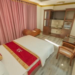 Postel nebo postele na pokoji v ubytování Hoàng Gia Long Biên Hotel