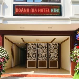 a hotel entrance with a sign that reads hong gha hotel kin at Hoàng Gia Long Biên Hotel in Hanoi