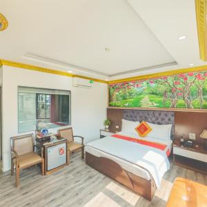 Postel nebo postele na pokoji v ubytování Hoàng Gia Long Biên Hotel