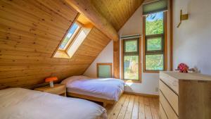 En eller flere senge i et værelse på Log 343 by Elite Havens