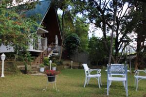 PalapatwelaにあるTepraas Mataleの家の庭にある3つの白い椅子 +5枚の写真