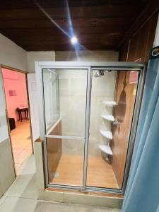 una vetrinetta con scaffali in una stanza di VILLA NAPOLI a Santa Ana