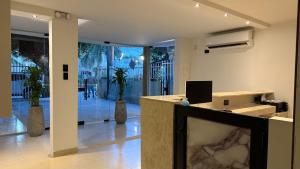 una oficina con mostrador de recepción en un edificio en Arcadia Hotel, en Cartagena de Indias
