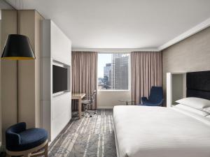 Llit o llits en una habitació de Sydney Harbour Marriott Hotel at Circular Quay