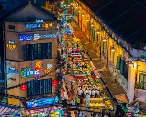 an overhead view of a street at night at Ha Noi Old Quarter Apartment L'Thao in Hanoi