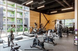een fitnessruimte met diverse hometrainers en loopbanden bij Cé La Vie in Québec