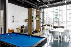 een pooltafel in een kamer met een eetkamer bij Cé La Vie in Québec