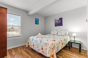 Ένα ή περισσότερα κρεβάτια σε δωμάτιο στο Bright 2BR Loft WiFi Parking