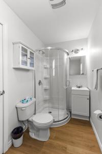 Ένα μπάνιο στο Bright 2BR Loft WiFi Parking