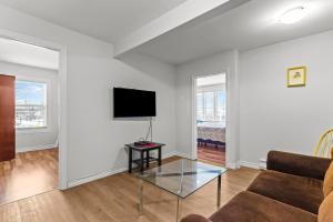 Μια τηλεόραση ή/και κέντρο ψυχαγωγίας στο Bright 2BR Loft WiFi Parking