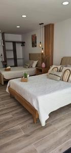 um quarto com duas camas e uma sala de estar em Bethel Home Sáchica minutes from Villa de Leyva em Sáchica