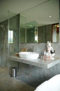 Ένα μπάνιο στο MAHALAYA Garden Resort