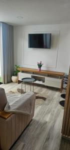 uma sala de estar com um sofá e uma TV de tela plana em Bethel Home Sáchica minutes from Villa de Leyva em Sáchica