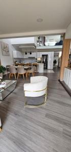 uma sala de estar com um sofá branco e mesas em Bethel Home Sáchica minutes from Villa de Leyva em Sáchica mais 18 fotografias