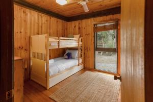 Кровать или кровати в номере The Moona Cabin - Barwon Heads