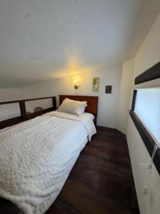 巴尼奥斯Magic Stone的卧室里有一张床，床罩是白色的