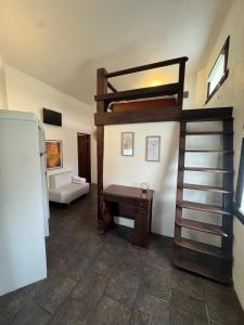 巴尼奥斯Magic Stone的客房配有高架床和书桌。