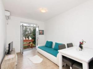 Μια τηλεόραση ή/και κέντρο ψυχαγωγίας στο Apartments Savić near the Sea