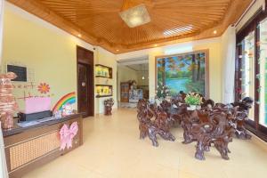 a lobby with a waiting room with wooden chairs at HeniSi Homestay Măng Đen Villa in Kon Von Kla